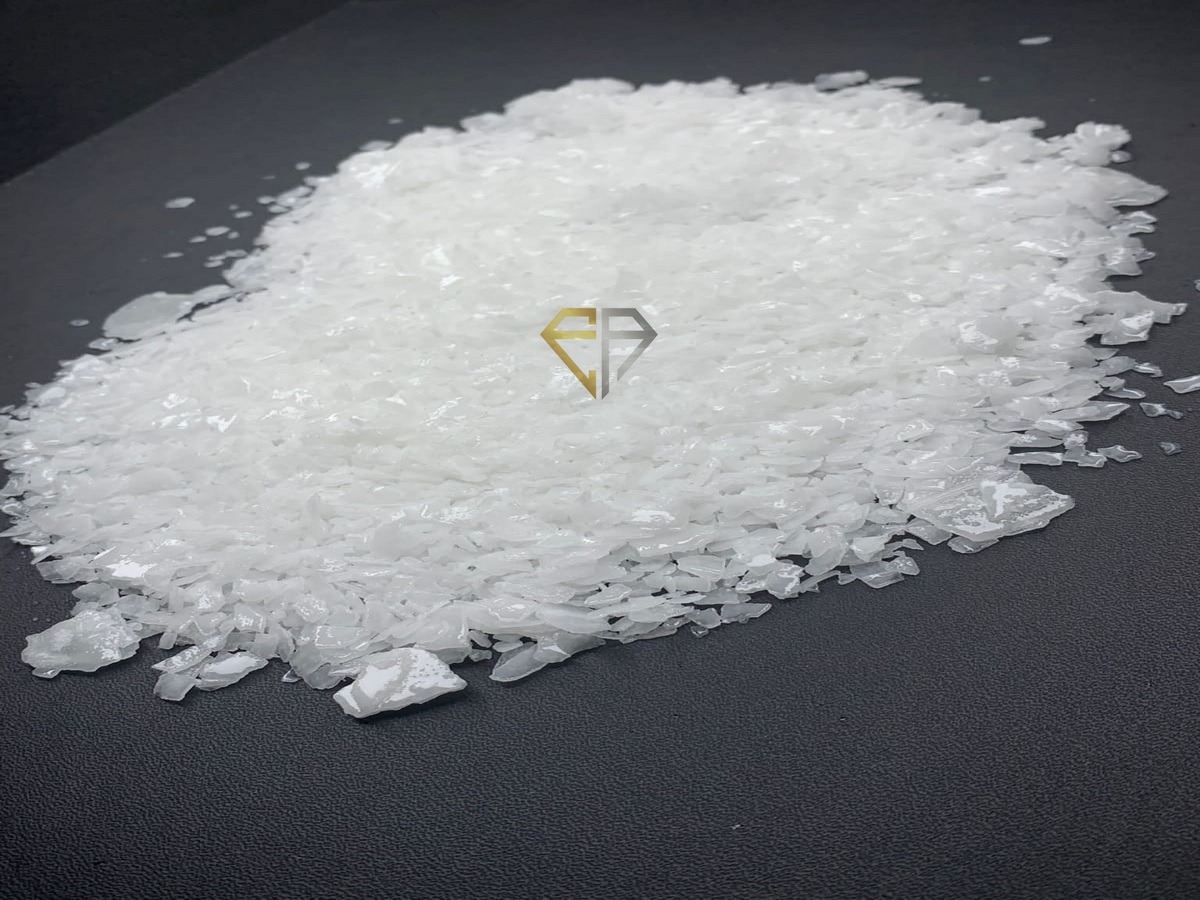 Flake Caustic Soda, Caustic Soda 98–99%, Sodium Hydroxide, NaOH Supplier, Eurasia Petrol, High Purity Caustic Soda, Caustic Soda Packaging, Soap Production Chemicals, Detergent Raw Materials, Industrial Alkali Supplier, Moisture-Protected Caustic Soda, Chemical Industry Raw Materials