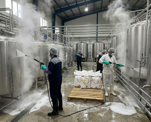 Learn how Flake Caustic Soda (NaOH) is used in industrial factory cleaning, including dairy and oil production facilities. Discover Eurasia Petrol’s high-purity supply and reliable global logistics solutions.